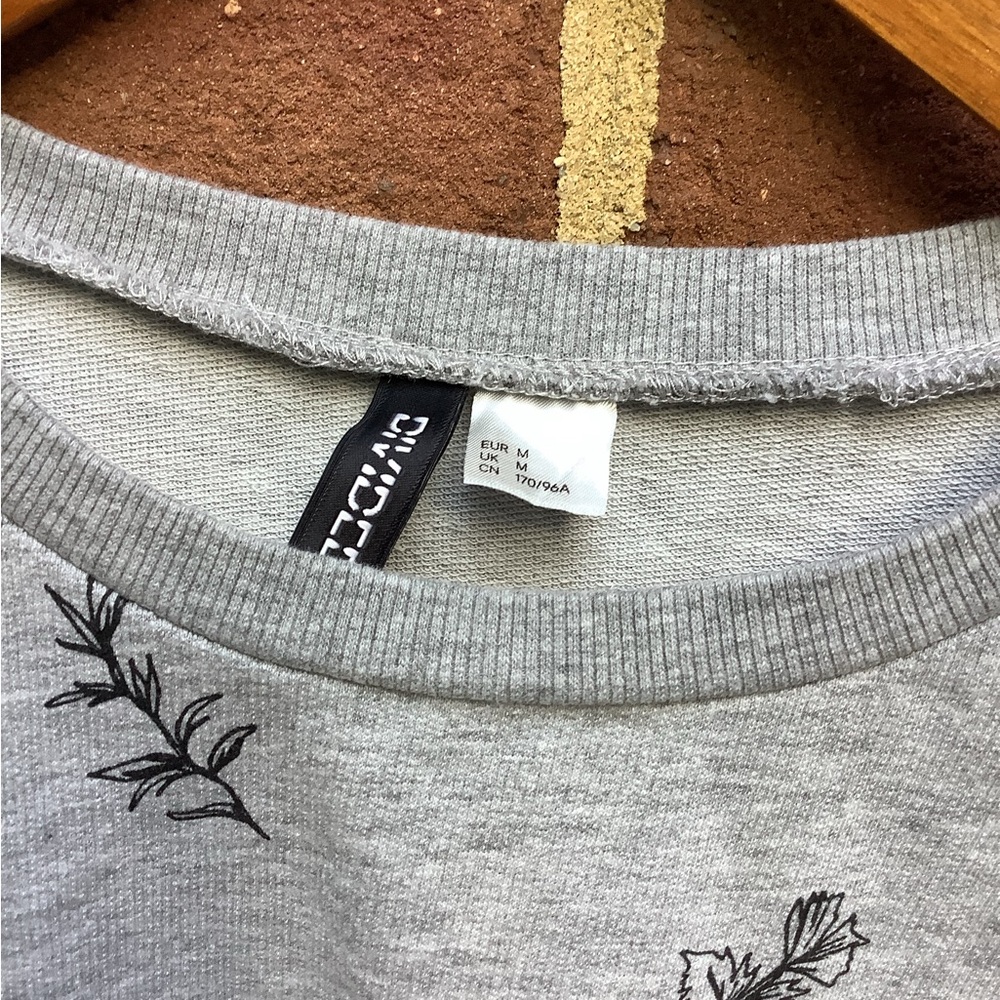 EUC DIVIDED by H&M Gray Floral Butterfly Long Sleeve Shirt L - Picture 2 of 4